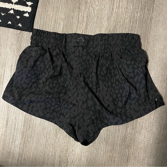 Varley shorts - Picture 1 of 4